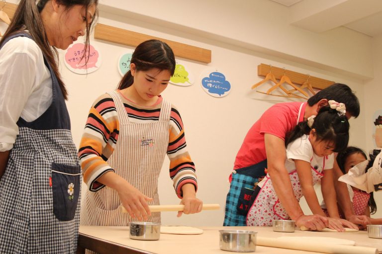 お仕事帰りのみなさまで 手打ちうどん作り体験教室 2016年9月 20161015-6.jpg – イリコスキー製麺所