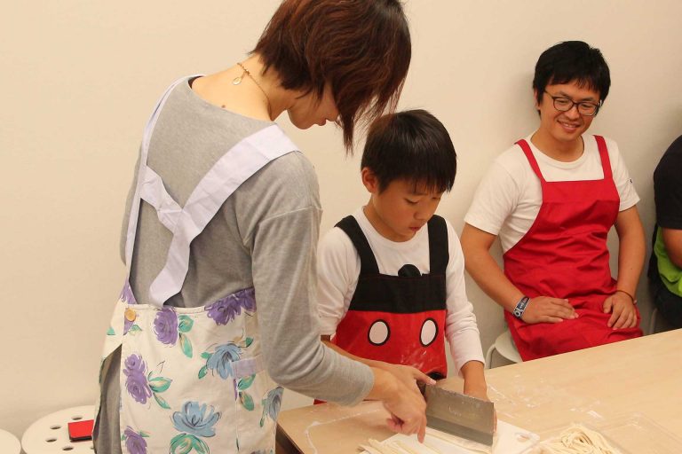 運動会、日曜参観の振替休日で 手打ちうどん作り体験教室 2016年10月 20161030-13.jpg – イリコスキー製麺所