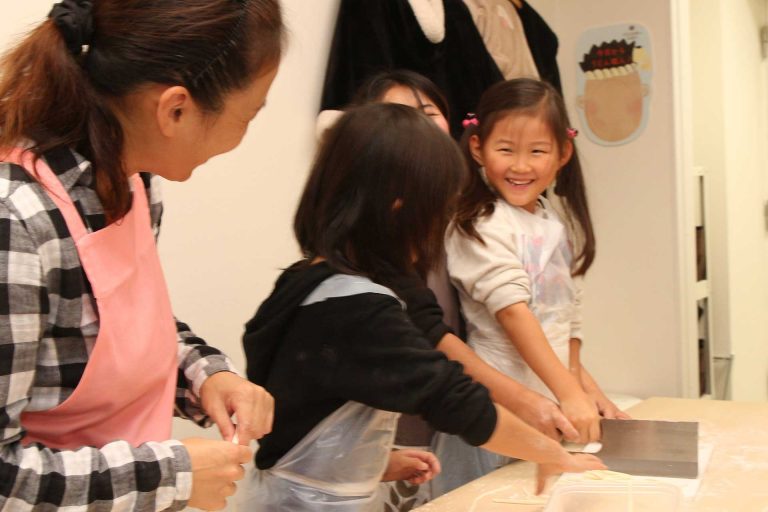 創立記念日と秋休み 手打ちうどん作り体験教室 2016年11月 20161103-5.jpg – イリコスキー製麺所