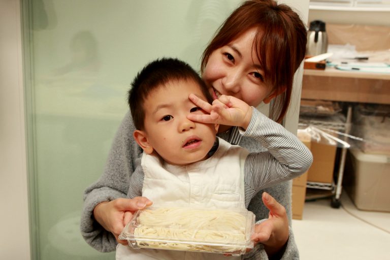 おいしくできたと思う人～？ 手打ちうどん作り体験教室 2016年12月 20161229-13.jpg – イリコスキー製麺所