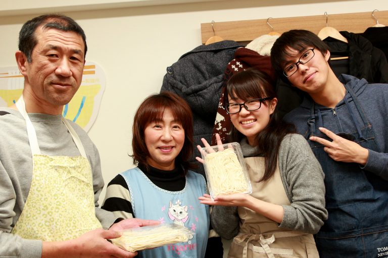 おいしくできたと思う人～？ 手打ちうどん作り体験教室 2016年12月 20161231-8.jpg – イリコスキー製麺所