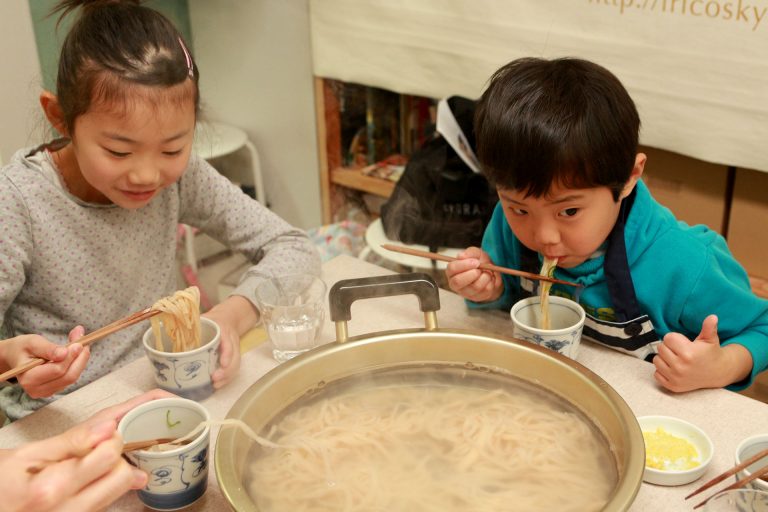 つんつくつんつく、穴だらけ。 手打ちうどん作り体験教室 2017年2月 20170219-15.jpg – イリコスキー製麺所