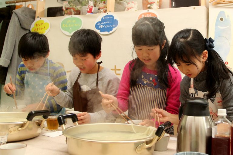 お友達とつれだって 手打ちうどん作り体験教室 2017年3月 20170317-3.jpg – イリコスキー製麺所