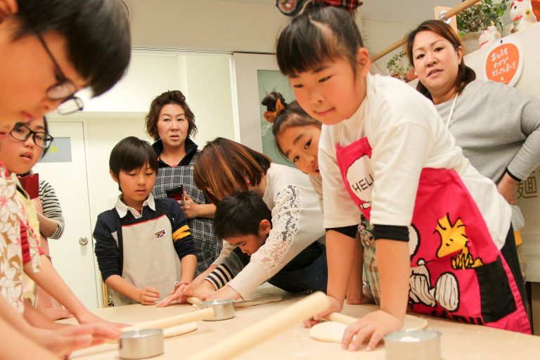 団体様の多い三連休・中日です 手打ちうどん作り体験教室 2017年3月 20170321-3.jpg – イリコスキー製麺所