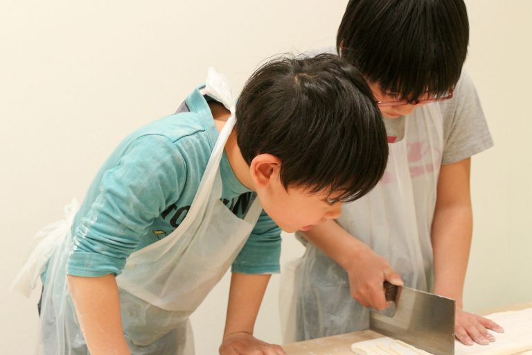 みんなが一番好きなのは打ち粉。 手打ちうどん作り体験教室 2017年3月 20170330-5.jpg – イリコスキー製麺所