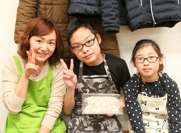 みんなが一番好きなのは打ち粉。 手打ちうどん作り体験教室 2017年3月 20170331-12.jpg – イリコスキー製麺所