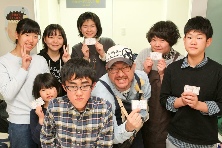 みんなが一番好きなのは打ち粉。 手打ちうどん作り体験教室 2017年3月 20170401-9.jpg – イリコスキー製麺所