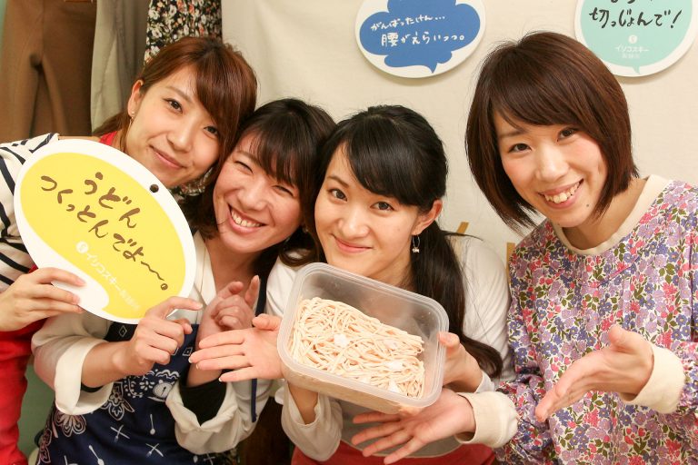 みんなが一番好きなのは打ち粉。 手打ちうどん作り体験教室 2017年3月 20170409-7.jpg – イリコスキー製麺所