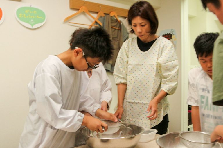 週末ですが今日もゆったり。 手打ちうどん作り体験教室 2017年4月 20170504-11.jpg – イリコスキー製麺所