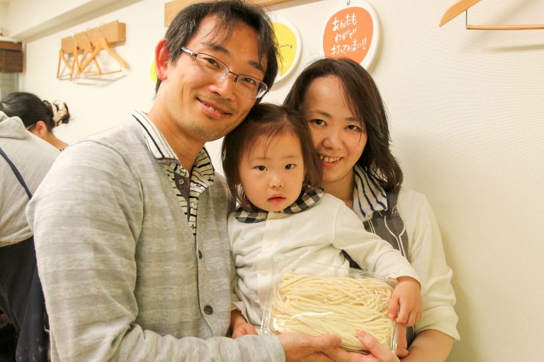 十数年ぶりの知人のご家族と 手打ちうどん作り体験教室 2017年5月 20170507-5.jpg – イリコスキー製麺所