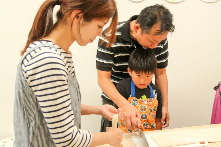 十数年ぶりの知人のご家族と 手打ちうどん作り体験教室 2017年5月 20170521-5.jpg – イリコスキー製麺所