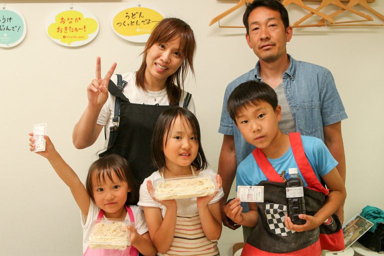 体重足りないならおんぶで！ 手打ちうどん作り体験教室 2017年5月 20170602-2.jpg – イリコスキー製麺所