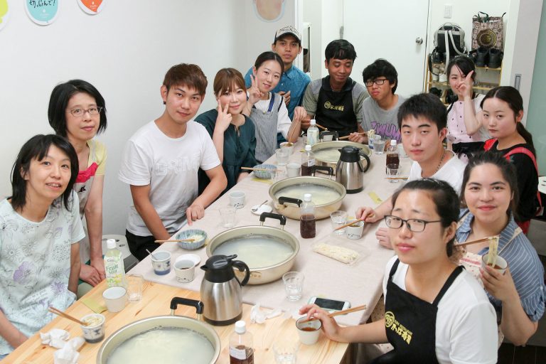 多彩な国からのお客さま 手打ちうどん作り体験教室 2017年6月 20170626-4.jpg – イリコスキー製麺所