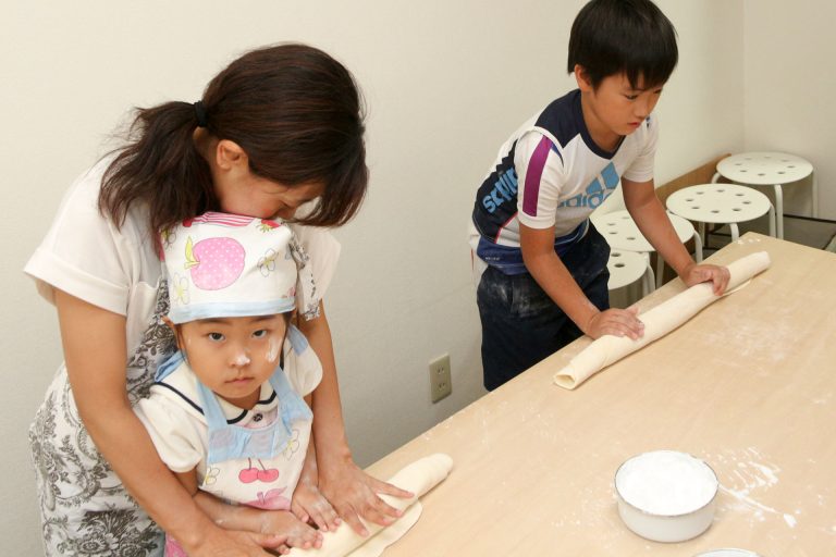 生地を踏むお父さんに抱っこされて 手打ちうどん作り体験教室 2017年7月 20170802-2.jpg – イリコスキー製麺所