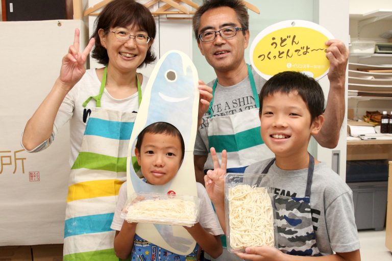 今日は静かにうどん作りワークショップを楽しむみなさま 手打ちうどん作り体験教室 2017年8月 20170806-5.jpg – イリコスキー製麺所