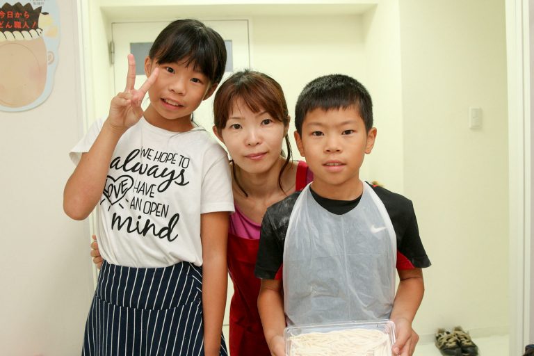 今日は静かにうどん作りワークショップを楽しむみなさま 手打ちうどん作り体験教室 2017年8月 20170806-7.jpg – イリコスキー製麺所