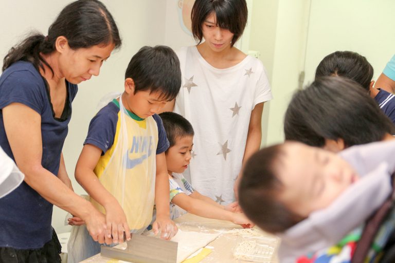 今日は静かにうどん作りワークショップを楽しむみなさま 手打ちうどん作り体験教室 2017年8月 20170813-3.jpg – イリコスキー製麺所