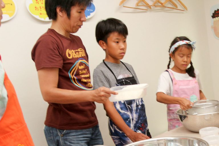 バラエティ豊かなお客さまにお越しいただいて 手打ちうどん作り体験教室 2017年8月 20170819-4.jpg – イリコスキー製麺所