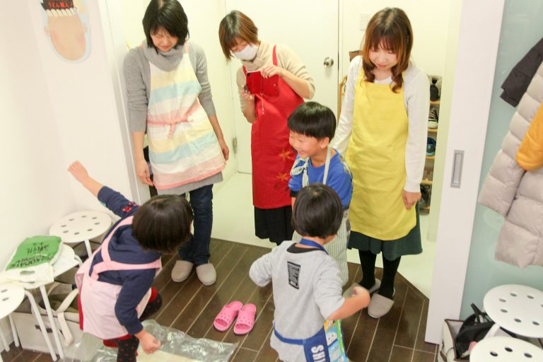 まだまだ振替休日のお客さまは続きます 手打ちうどん作り体験教室 2017年11月 20171204-2.jpg – イリコスキー製麺所