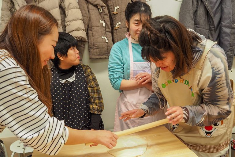 ご両親のお腹は、おきたでしょうか？ 手打ちうどん作り体験教室 2018年2月 20180216-2.jpg – イリコスキー製麺所