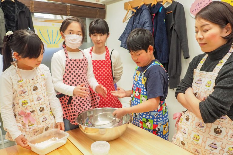 天気の良い日曜日、大人の方々でいっぱいでした 手打ちうどん作り体験教室 2018年3月 20180325-2.jpg – イリコスキー製麺所