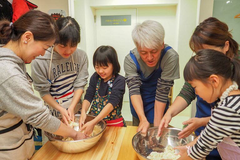 ちょっと雨降り、そんなときもうどん作り体験教室ですよ 手打ちうどん作り体験教室 2018年4月 20180415-3.jpg – イリコスキー製麺所