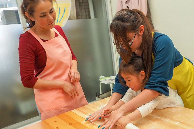 できたてのうどん、たくさん食べたね！ 手打ちうどん作り体験教室 2018年5月 20180505-4.jpg – イリコスキー製麺所