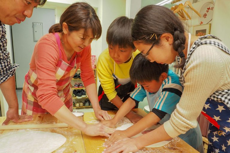 できたてのうどん、たくさん食べたね！ 手打ちうどん作り体験教室 2018年5月 20180513-9.jpg – イリコスキー製麺所