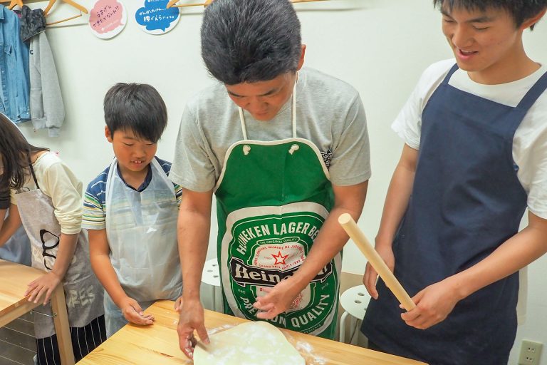 できたてのうどん、たくさん食べたね！ 手打ちうどん作り体験教室 2018年5月 20180520-5.jpg – イリコスキー製麺所