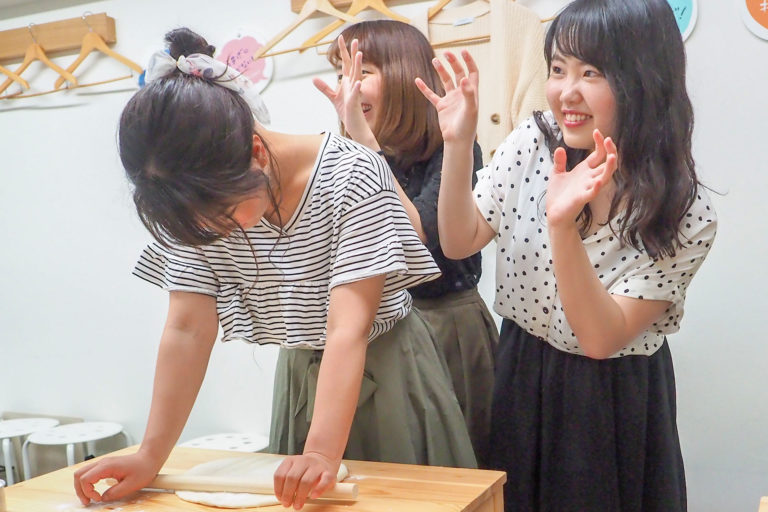 子どもだけじゃありません、大人だってしっかり楽しんで 手打ちうどん作り体験教室 2018年6月 20180609-1.jpg – イリコスキー製麺所