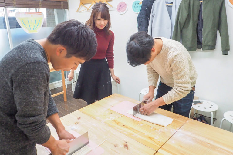 同級生の3家族で 手打ちうどん作り体験教室 2018年10月 20181110-7.jpg – イリコスキー製麺所