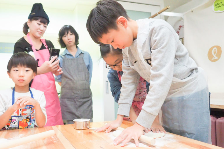 今日の振替休日は、学習発表会で 手打ちうどん作り体験教室 2018年11月 20181120-2.jpg – イリコスキー製麺所