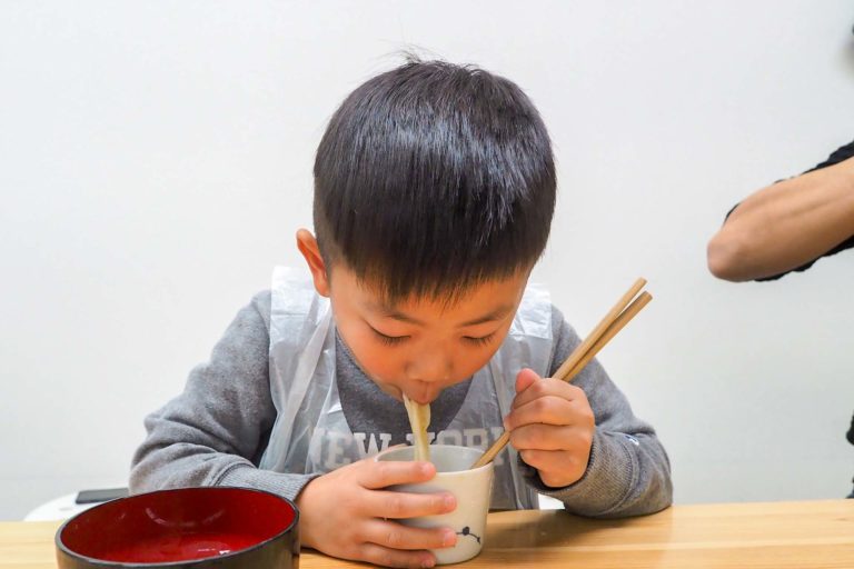 今日の振替休日は、学習発表会で 手打ちうどん作り体験教室 2018年11月 20181212-5.jpg – イリコスキー製麺所