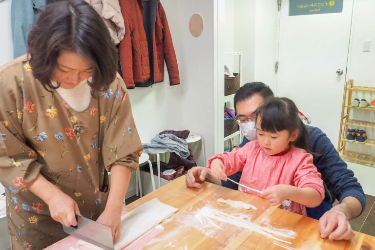 記念写真は、ウィンク！ 手打ちうどん作り体験教室 2018年12月 20181215-5.jpg – イリコスキー製麺所