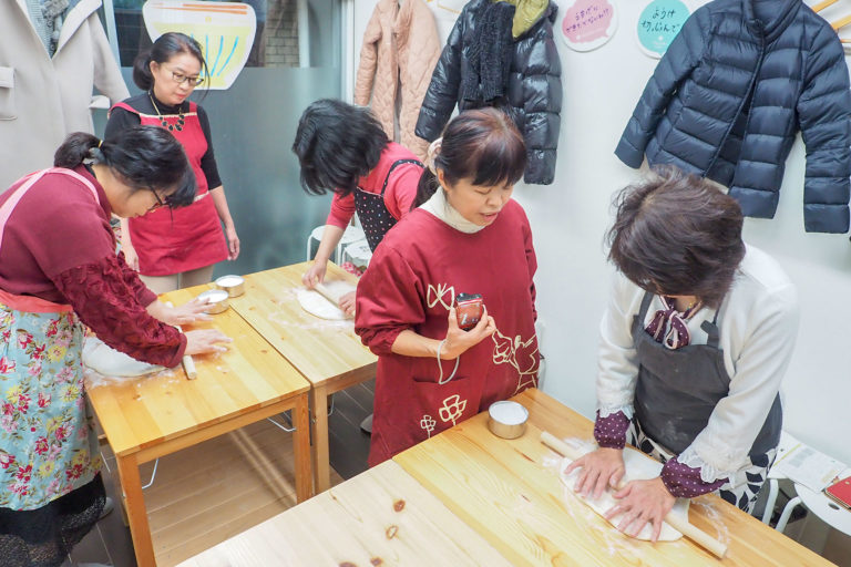 冬休み、お父さまのご参加も増えてきました 手打ちうどん作り体験教室 2018年12月 20181229-10.jpg – イリコスキー製麺所