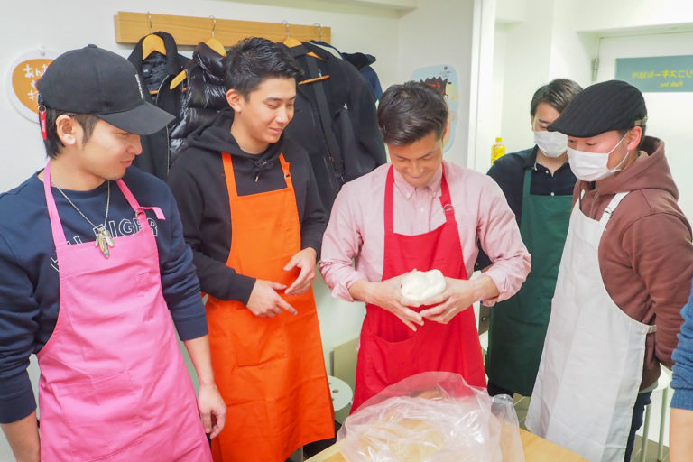 冬休み、お父さまのご参加も増えてきました 手打ちうどん作り体験教室 2018年12月 20190104-1.jpg – イリコスキー製麺所