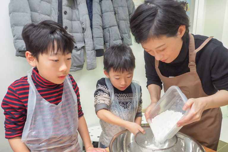 冬休み、お父さまのご参加も増えてきました 手打ちうどん作り体験教室 2018年12月 20190105-4.jpg – イリコスキー製麺所