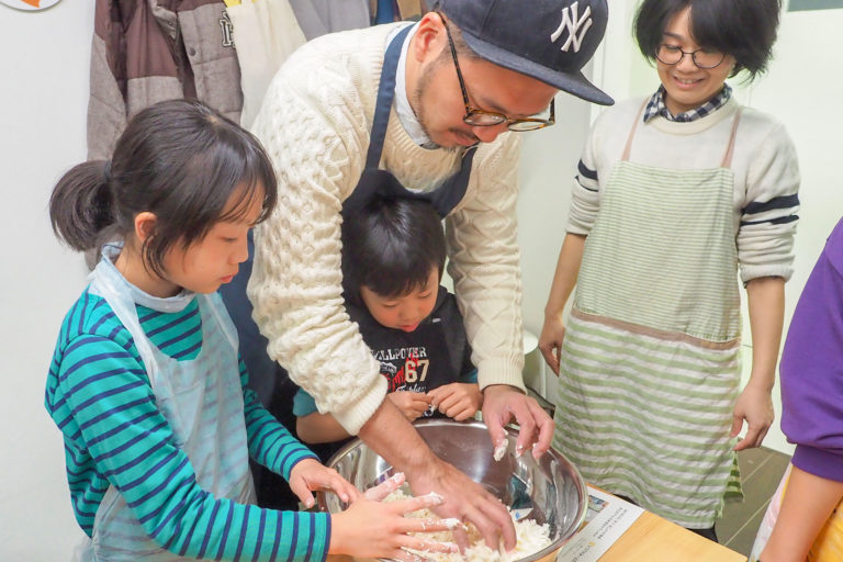 冬休み、お父さまのご参加も増えてきました 手打ちうどん作り体験教室 2018年12月 20190113-8.jpg – イリコスキー製麺所