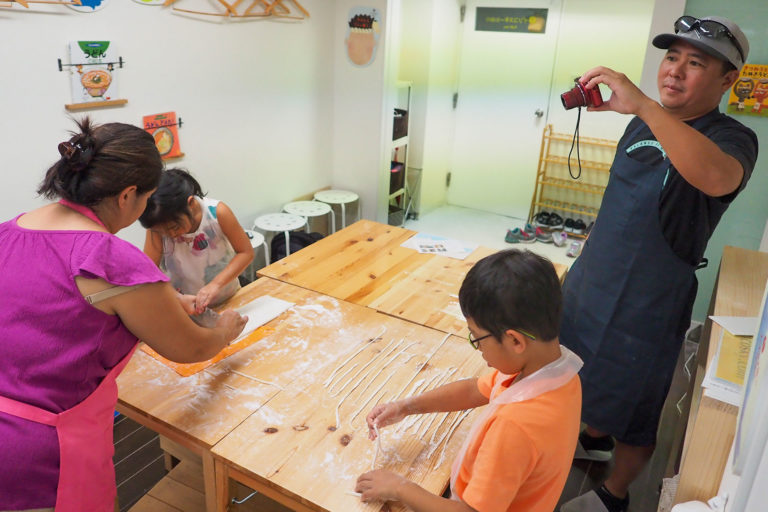 妹さんに教えてもらってハワイから 手打ちうどん作り体験教室 2019年6月 20190613-2.jpg – イリコスキー製麺所