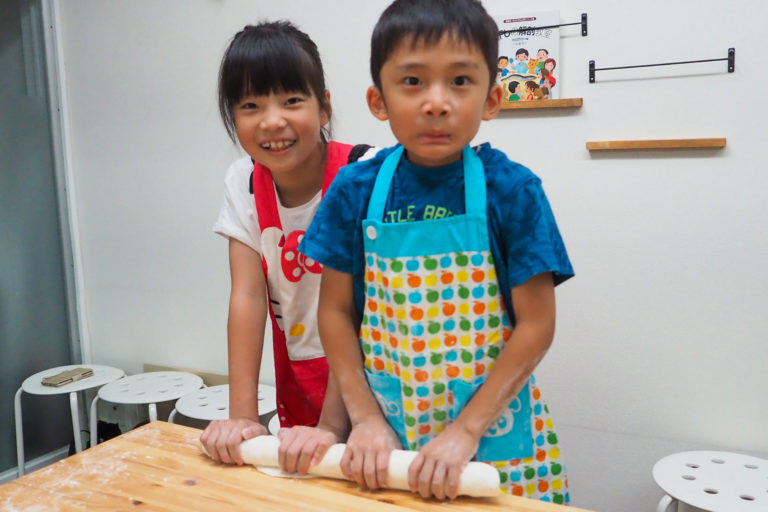 妹さんに教えてもらってハワイから 手打ちうどん作り体験教室 2019年6月 20190616-4.jpg – イリコスキー製麺所