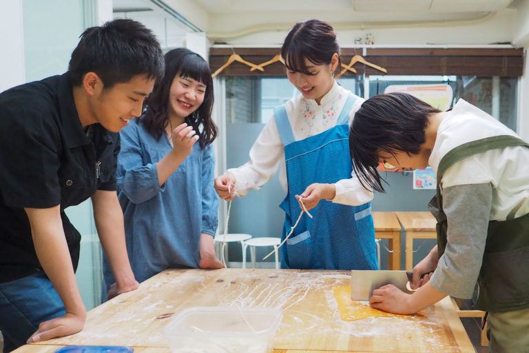 妹さんに教えてもらってハワイから 手打ちうどん作り体験教室 2019年6月 20190616-8.jpg – イリコスキー製麺所