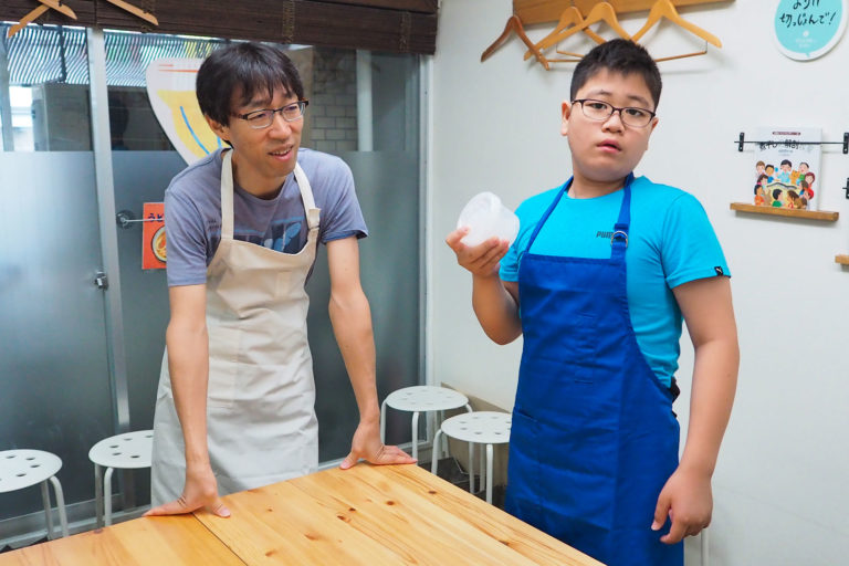 妹さんに教えてもらってハワイから 手打ちうどん作り体験教室 2019年6月 20190616-9.jpg – イリコスキー製麺所