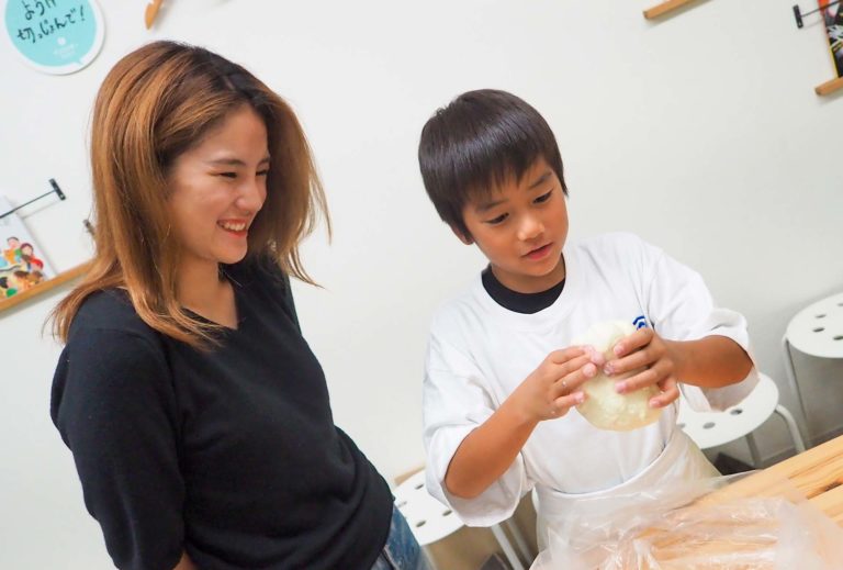 妹さんに教えてもらってハワイから 手打ちうどん作り体験教室 2019年6月 20190706-3.jpg – イリコスキー製麺所