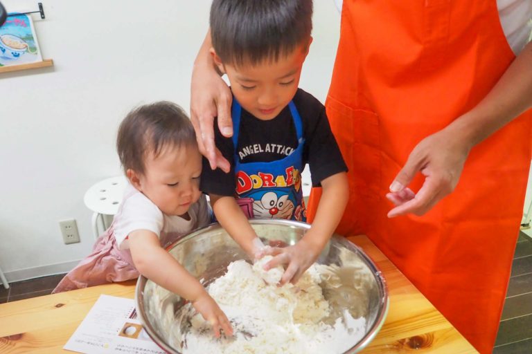 手のひらビチャビチャ！気持ち悪いっ！ 手打ちうどん作り体験教室 2019年7月 20190727-4.jpg – イリコスキー製麺所