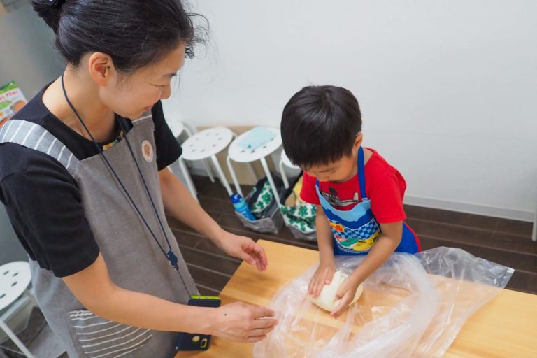 手のひらビチャビチャ！気持ち悪いっ！ 手打ちうどん作り体験教室 2019年7月 20190730-2.jpg – イリコスキー製麺所