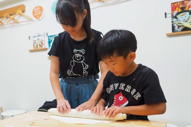 手のひらビチャビチャ！気持ち悪いっ！ 手打ちうどん作り体験教室 2019年7月 20190810-4.jpg – イリコスキー製麺所