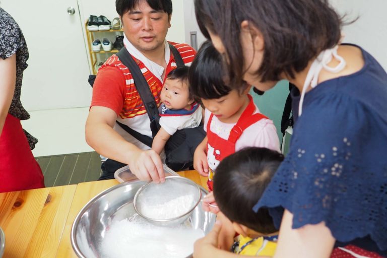 手のひらビチャビチャ！気持ち悪いっ！ 手打ちうどん作り体験教室 2019年7月 20190812-1.jpg – イリコスキー製麺所