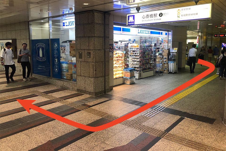 上の写真と同じところの写真です。 2番出口をでたら右へ曲がり、ローソンを右に見ながら さらに右へ曲がります