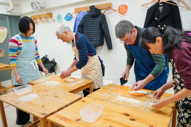 今日も姉妹お二人で。 手打ちうどん作り体験教室 2021年3月 20250107-A6406145.webp – イリコスキー製麺所
