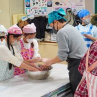 大阪市立小松小学校PTA様(2年連続) 出張手打ちうどん作り体験 2025年3月15日 2.jpg – イリコスキー製麺所